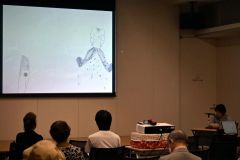 帯広空襲の実話を元にした「おきくさんのねがい」に耳を傾ける来場者