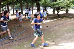 勉強の後は水鉄砲で遊びの時間も