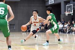 【男子２回戦・帯一―江差・乙部・上ノ国合同】第３クオーター、ドリブルで持ち上げる帯一の佐藤遼旺主将（白色ユニホーム）＝金野和彦撮影