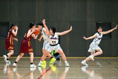 【女子２回戦・帯八―釧路鳥取西】第３クオーター、自軍のゴール前を守る帯八の前田楓主将（白色ユニホーム、中央）＝金野和彦撮影