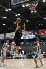 【男子準々決勝・帯一―札幌啓明】第１クオーター、シュート打つ帯一の佐藤遼旺主将（黑色ユニホーム）＝金野和彦撮影