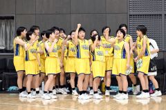 【女子準決勝・帯西陵中―札幌発寒中】後半開始前に掛け声を合わせる帯西陵の選手たち