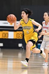 【女子準決勝・帯西陵中―札幌発寒中】ドリブルで攻め込む帯西陵中の山本心凪主将