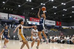 【男子２回戦・帯四―北斗浜分】第２クオーター、相手ゴールを狙う帯四の田中心大主将（紺色ユニホーム、手前）＝金野和彦撮影