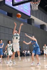 【女子準々決勝・帯西陵中―七飯大沼岳陽学校・七飯中】第２クオーター、シュートを打つ帯西陵の山本心凪主将（白色ユニホーム）