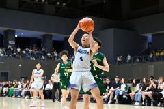 【男子２回戦・帯四―北斗浜分】第４クオーター、シュートを狙う帯四の田中心大主将（白色ユニホーム、手前）＝金野和彦撮影