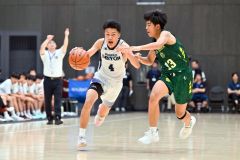 【男子２回戦・帯四―北斗浜分】第３クオーター、スピードあるドリブルで相手のディフェンスを突破する帯四の田中心大主将（白色ユニホーム）＝金野和彦撮影