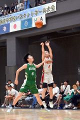 【男子２回戦・帯一―江差・乙部・上ノ国合同】第３クオーター、３ポイントシュートを決める帯一の佐藤遼旺主将（白色ユニホーム）＝金野和彦撮影