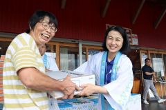 トップセールスを行い、来場者にナシを手渡す設楽市長（右）