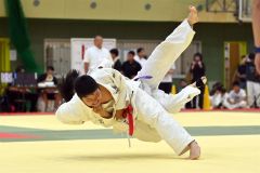 【団体戦小学校高学年の部決勝・池田少年団―西山道場Ａ】池田の大将・水上翔汰朗が払い巻き込みで一本勝ちする
