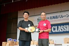 「ＢＬＳ部門」で優勝した「京都大学熱気球部Ｂ」のパイロット風張僚太さん（左）とチャンピオンベルトを手渡した竹中町長