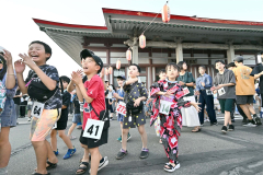 １０年ぶりに復活した本願寺音頭などを踊る子どもたち（３日、塩原真撮影）