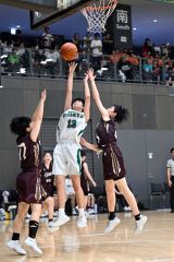【決勝・帯西陵中―札幌東月寒中】ゴール下でボールを競り合う田中舞