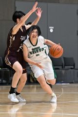 【決勝・帯西陵中―札幌東月寒中】ドリブルでゴール下に攻め込む山本心凪主将
