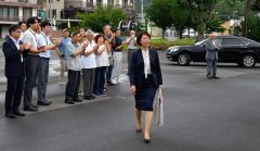 職員や支援者に拍手で迎えられる湯浅町長（４日午前８時４５分頃）