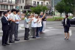 町職員や支援者に拍手で迎えられ登庁する湯浅町長（４日午前８時４５分ごろ）