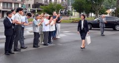 職員や支援者に拍手で迎えられる湯浅町長（４日午前８時４５分ごろ）
