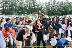 最終日には恒例のプレミアム賞品付き餅まき大会が行われた。大人たちが本気で降ってくる餅に手を伸ばす