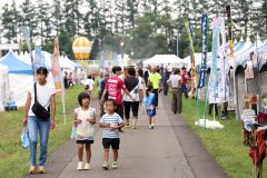 航空公園には飲食店による「バルーン商店街」が登場。来場者は地元の味覚に舌鼓を打った
