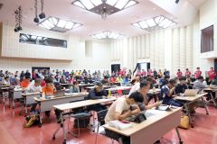 競技者全員が集まって競技内容や気象条件を競技役員から聞く「タスクブリーフィング」。真剣に地図などの資料に見入る（助川かおる通信員撮影）
