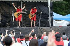 バルーンフェスには３回目の登場となるダルマブラザーズの音楽とトークで会場は熱気に包まれた（助川かおる通信員撮影）