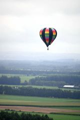 １日目は曇り空の下で競技。白んだ空に気球が舞って幻想的な雰囲気