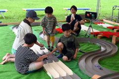 会場には今年３回目となるミニ四駆のコース「バルーンサーキット」が登場。上士幌自動車工業が設置した