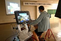 自転車シミュレーターを体験する参加者