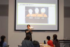 地球温暖化について説明する講師の竹内さん