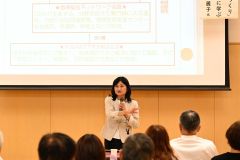 講演する勝部氏