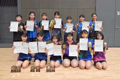 女子の上位入賞者。前列右２人目から１４歳以下単優勝の松野七星（札内クラブ）、複優勝の宮川美乃里と小野結愛のペア（音更中）。前列左は１３歳以下単優勝の山田咲綺（札内中）