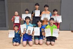 男子の上位入賞者。前列右から１４歳以下単優勝の小林皇雅（音更中）、２冠の北密穂高（上美生中）、複優勝の佐藤健瑠（芽室西中）
