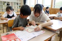 高校生の指導を受けながら、勉強に取り組む児童ら