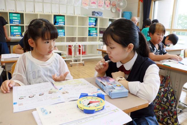 大樹小児童の学び、大樹高生がお手伝い