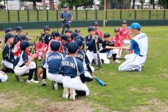 打撃指導を受ける子どもたち