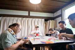 杉本代表（左から２人目）とともにアート体験する参加者