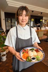 「ベジタブルボウル」をＰＲする喫茶ゆゆひの村上さん