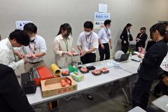 ハピオのブースで商品パッキング作業を体験する参加者