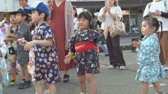 盆踊りに挑戦する浴衣姿の子どもたち