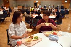町給食センターの料理を味わう大人たち