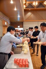 町給食センターの料理を楽しむ大人たち