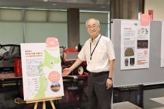 音更町で開催中の企画展を紹介する音更町教委職員