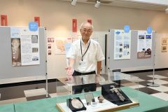 音更町で開催中の企画展を紹介する音更町教委職員