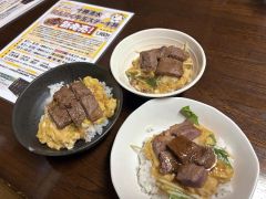 にんにくたれでリニューアル　清水「牛玉ステーキ丼」１５周年
