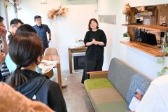 アップサイクルソファ事業について説明する加藤さん（右）と野々村さん（左奥）