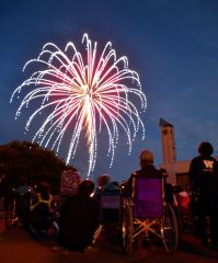 利用者向けに花火大会　新得の屈足わかふじ園