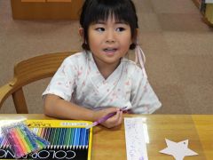 短冊に願い事を書く来場者