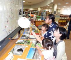 うらほろ川クイズに挑戦する来場者たち