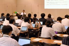 実践報告に耳を傾ける参加者ら