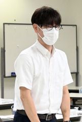 あいさつする久保睦則会長